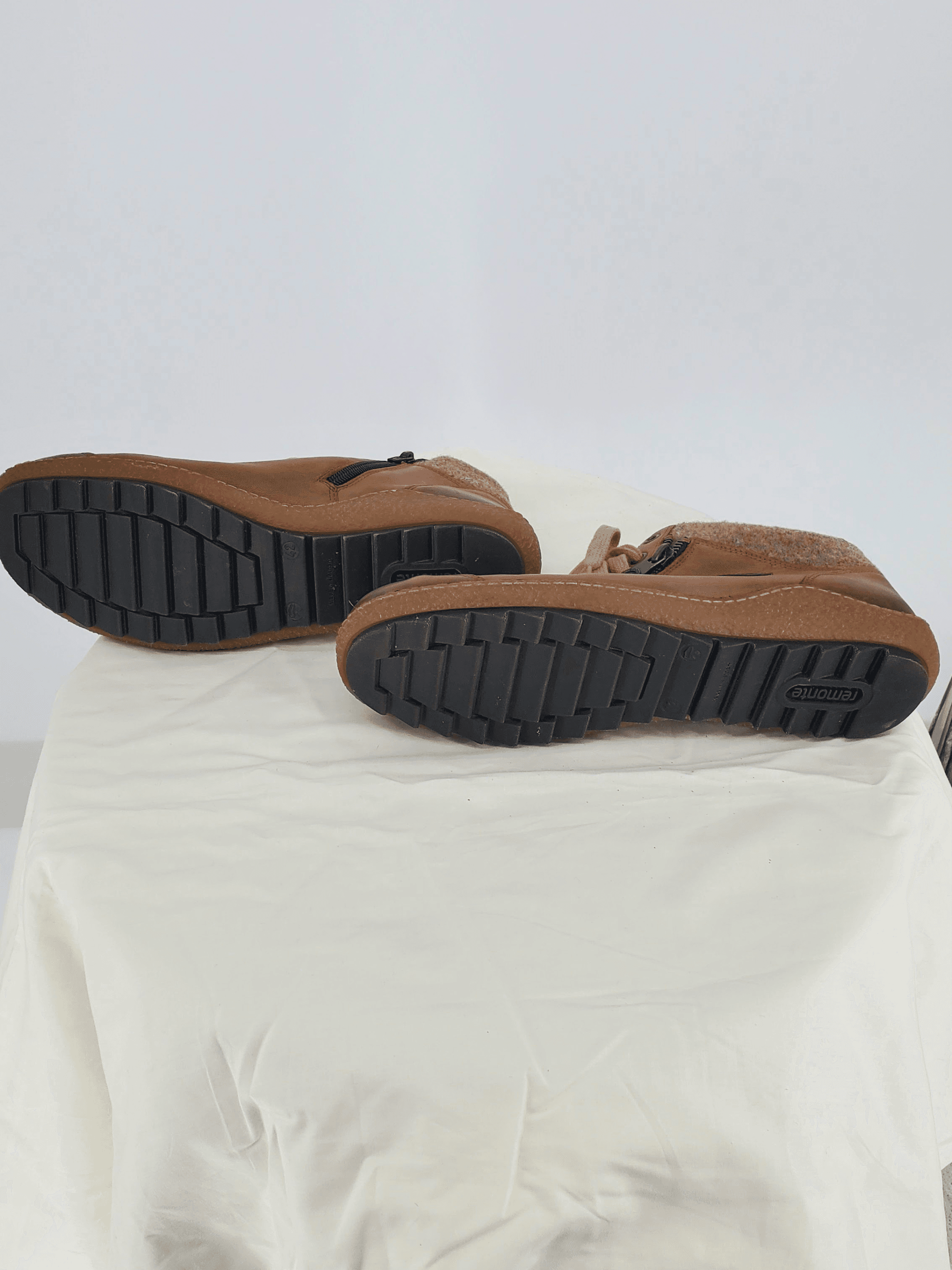 Remonte chestnut brown leather with wool interior , Front. Condition: Excellent.