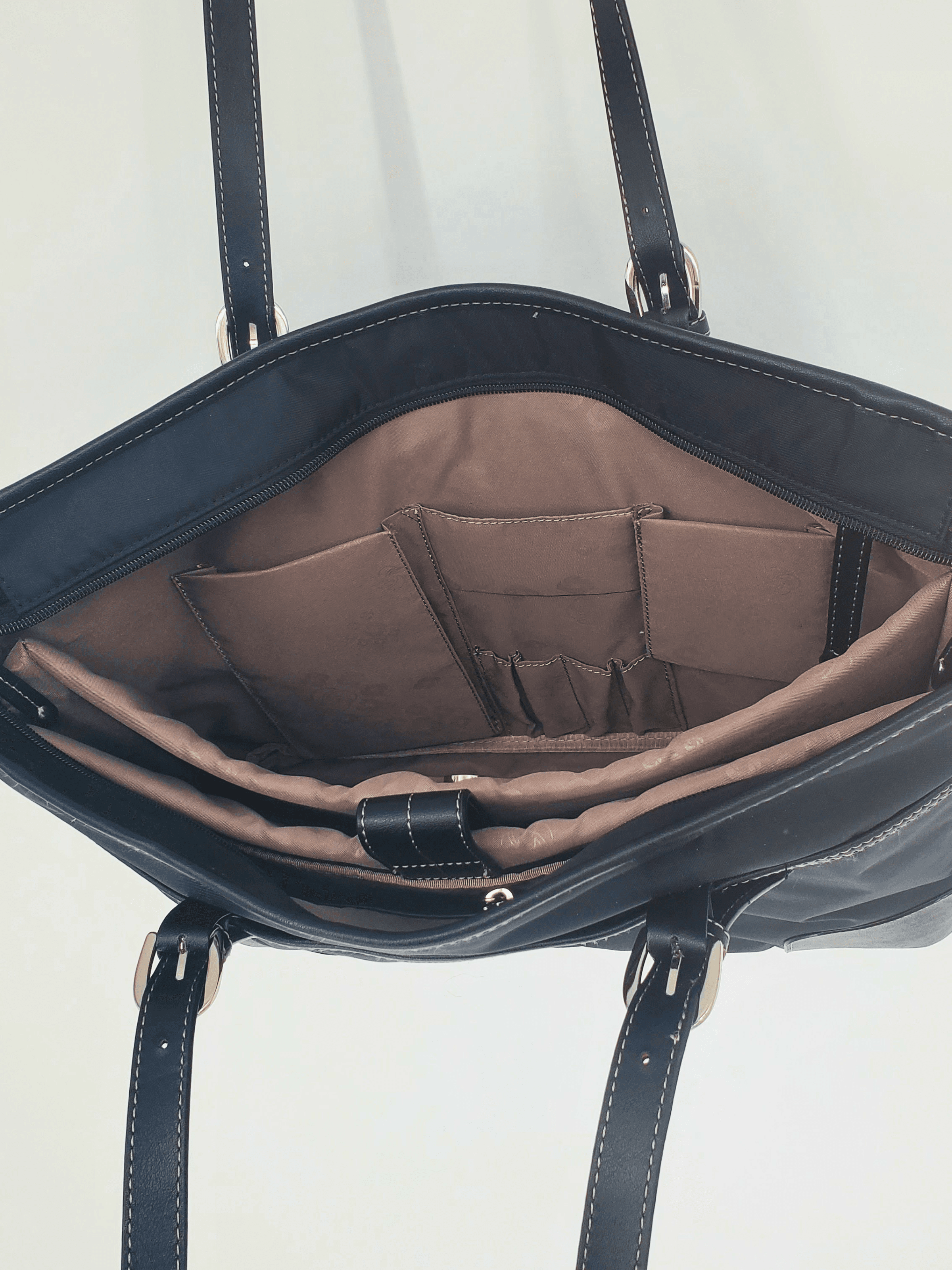 Samsonite, Front. Condition: Mint.