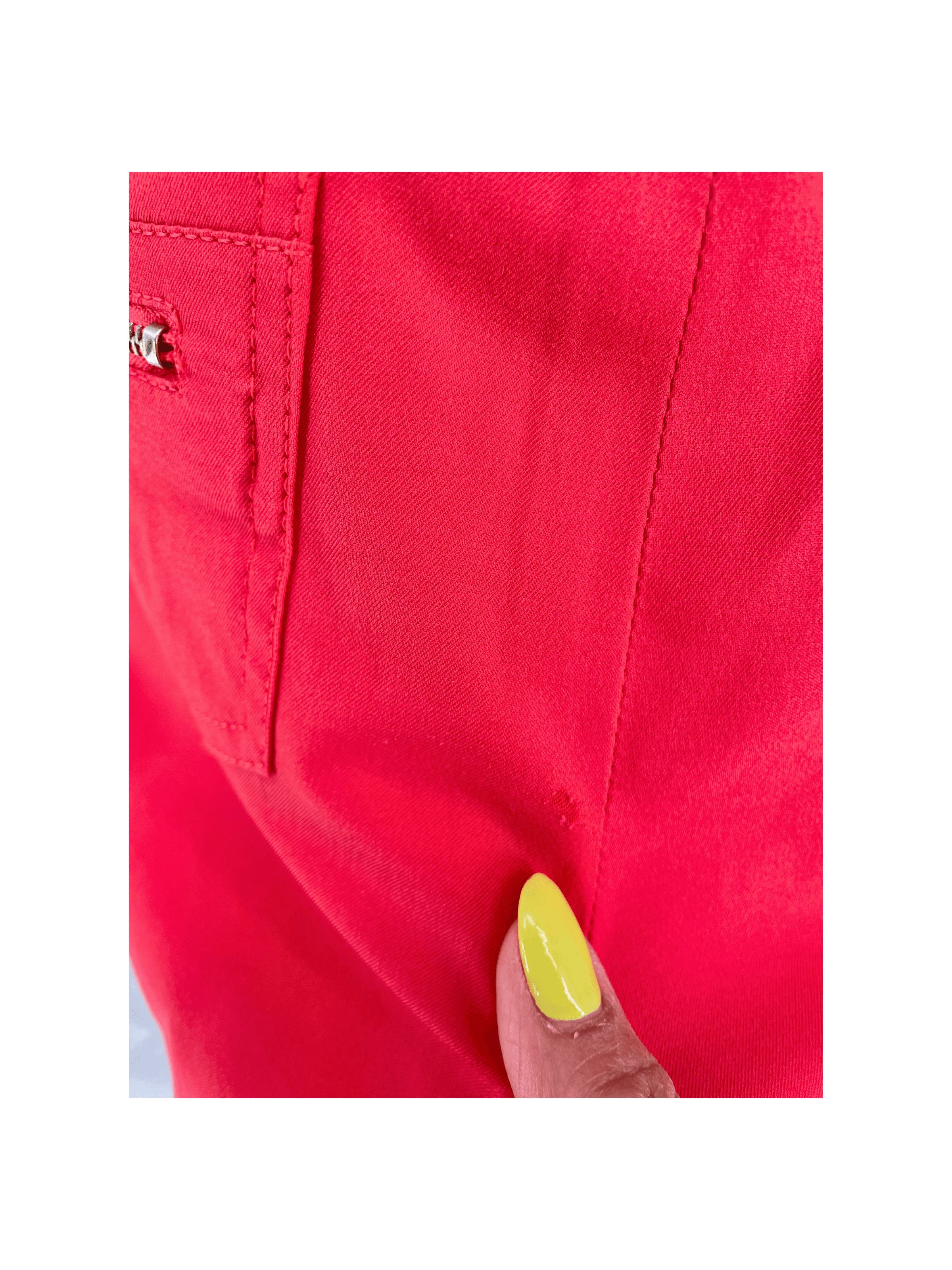 Louis Castel size small in red golf shorts, Frente. Condición: Good.